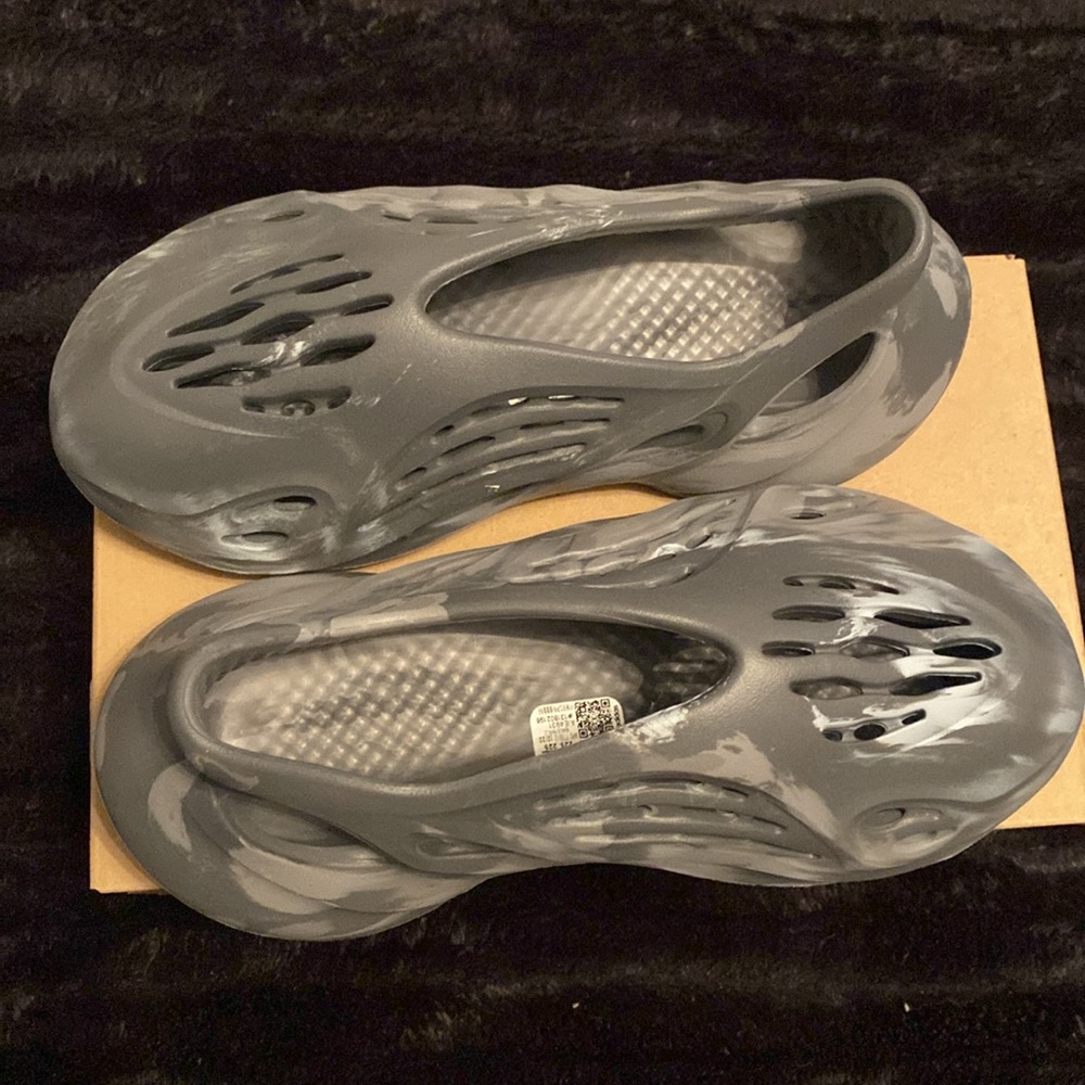 Authentic Yeezy Foam Rnr Granite - Picture 2 of 8